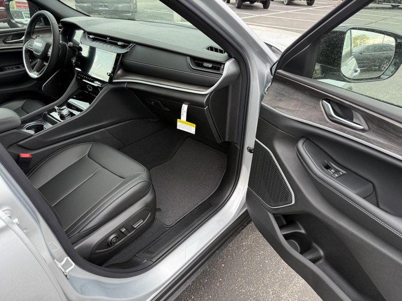 Jeep Grand Cherokee L Vehicle Full-screen Gallery Image 17
