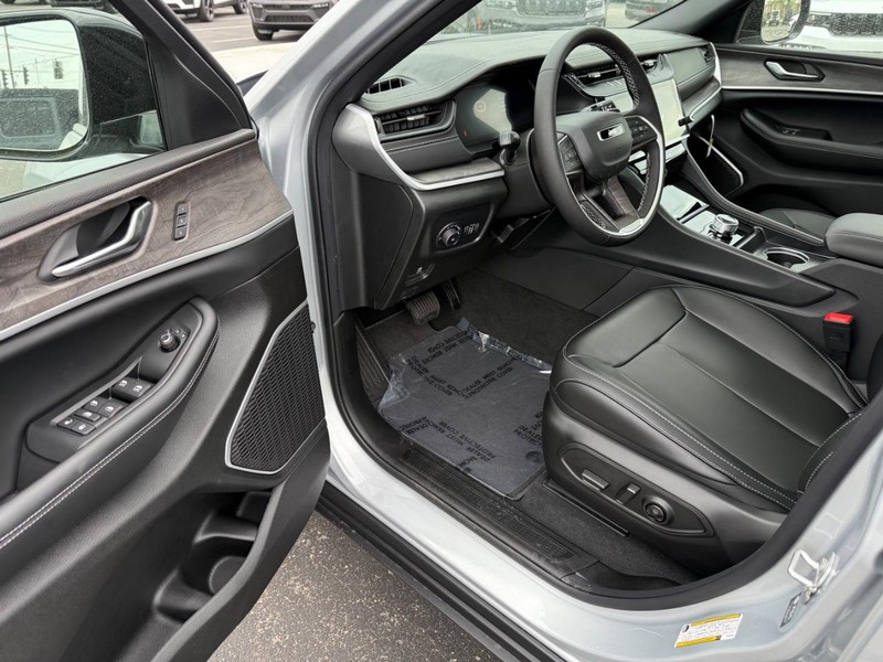 Jeep Grand Cherokee L Vehicle Full-screen Gallery Image 19