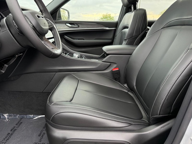 Jeep Grand Cherokee L Vehicle Full-screen Gallery Image 20