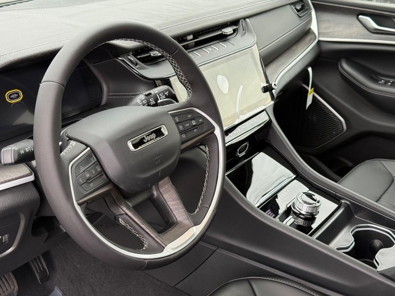 Jeep Grand Cherokee L Vehicle Full-screen Gallery Image 21