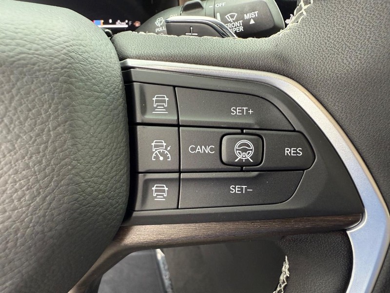 Jeep Grand Cherokee L Vehicle Full-screen Gallery Image 23