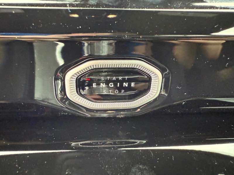 Jeep Grand Cherokee L Vehicle Full-screen Gallery Image 24