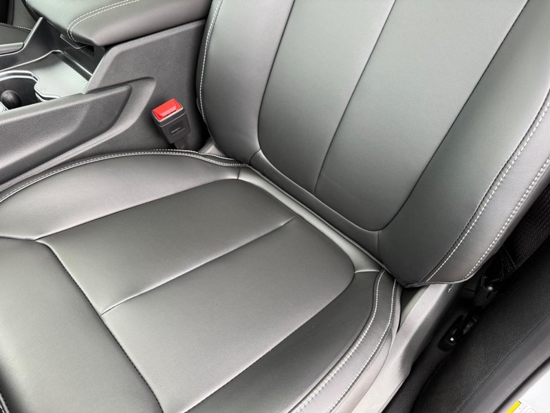 Jeep Grand Cherokee L Vehicle Full-screen Gallery Image 32