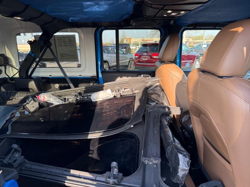 Jeep Wrangler Vehicle Full-screen Gallery Image 10