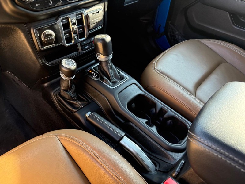 Jeep Wrangler Vehicle Full-screen Gallery Image 24