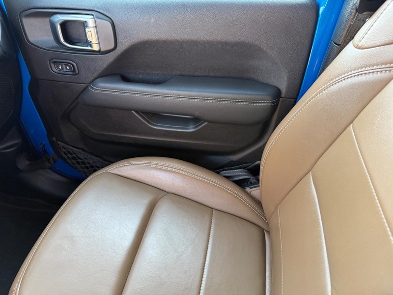 Jeep Wrangler Vehicle Full-screen Gallery Image 25