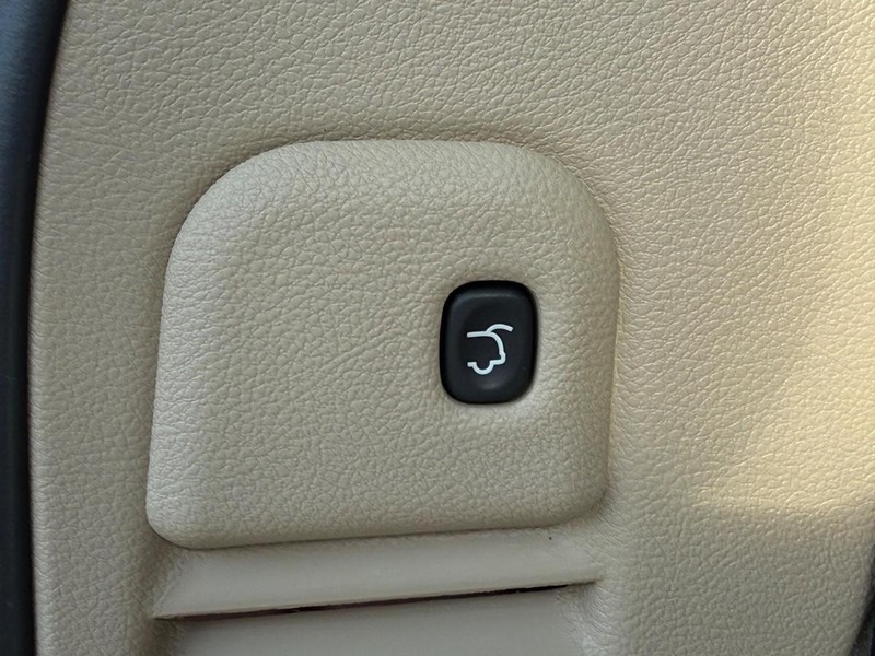 Jeep Grand Cherokee Vehicle Full-screen Gallery Image 8