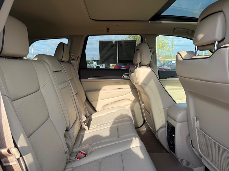 Jeep Grand Cherokee Vehicle Full-screen Gallery Image 11