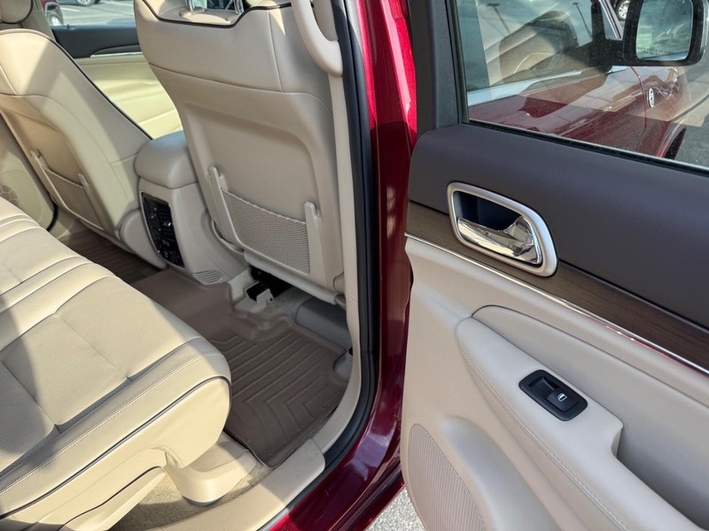 Jeep Grand Cherokee Vehicle Full-screen Gallery Image 12