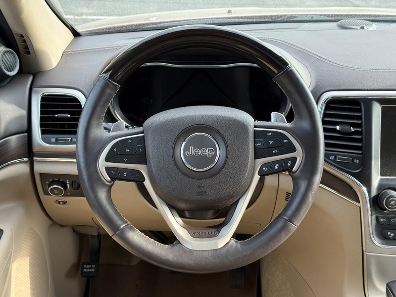 Jeep Grand Cherokee Vehicle Full-screen Gallery Image 15