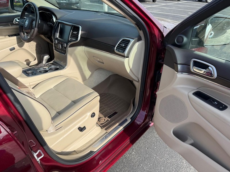 Jeep Grand Cherokee Vehicle Full-screen Gallery Image 16