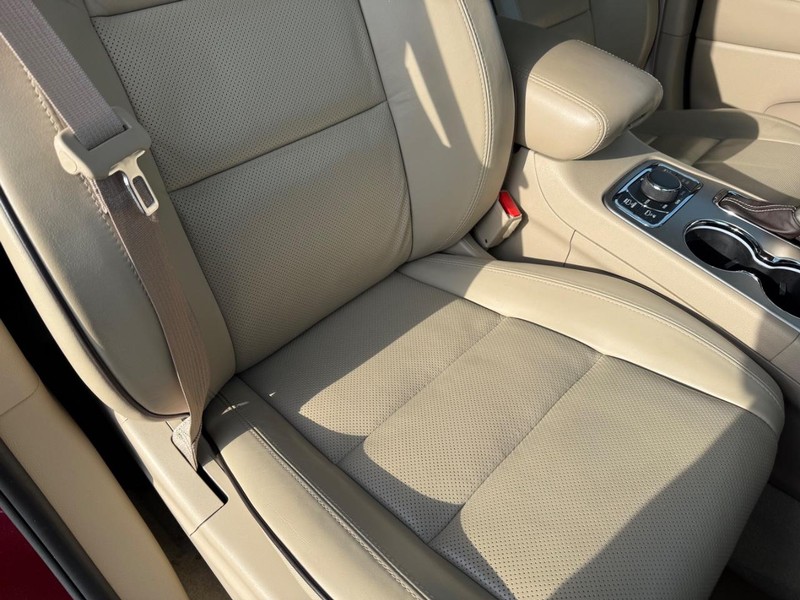 Jeep Grand Cherokee Vehicle Full-screen Gallery Image 17