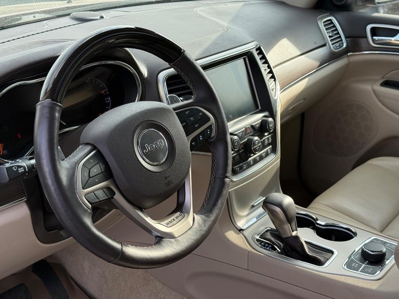 Jeep Grand Cherokee Vehicle Full-screen Gallery Image 20