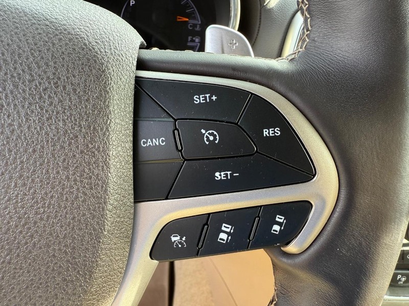 Jeep Grand Cherokee Vehicle Full-screen Gallery Image 22