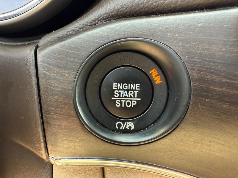 Jeep Grand Cherokee Vehicle Full-screen Gallery Image 23