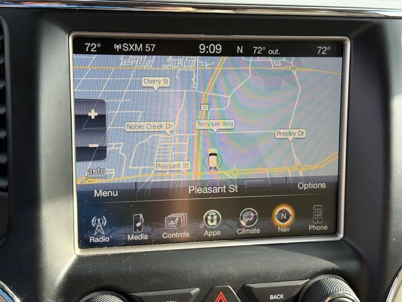 Jeep Grand Cherokee Vehicle Full-screen Gallery Image 24