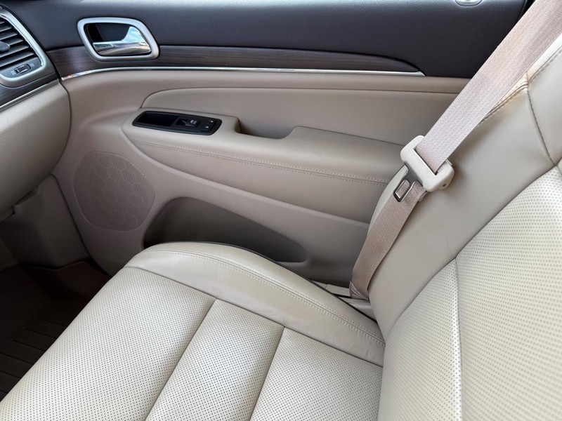 Jeep Grand Cherokee Vehicle Full-screen Gallery Image 29