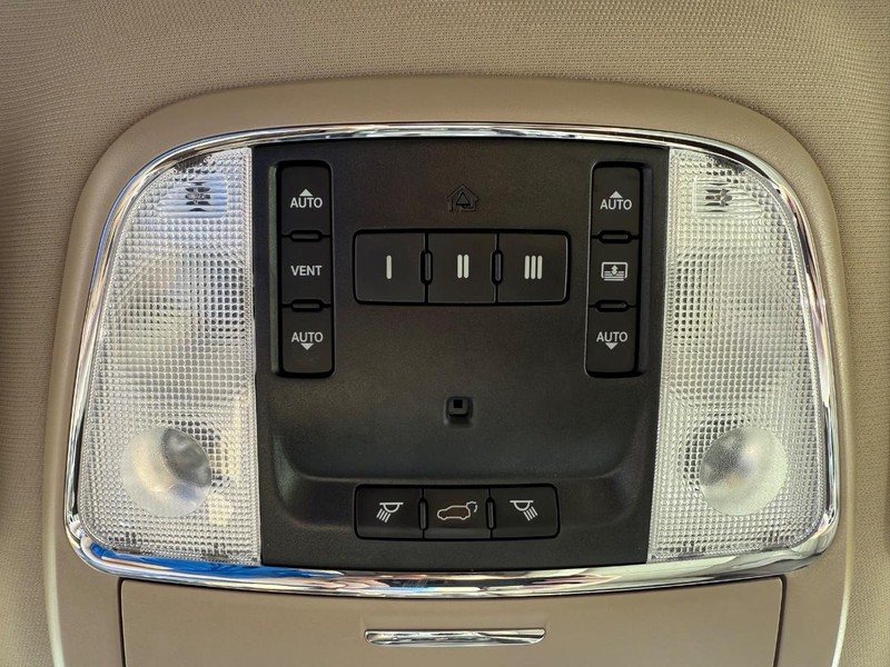 Jeep Grand Cherokee Vehicle Full-screen Gallery Image 30