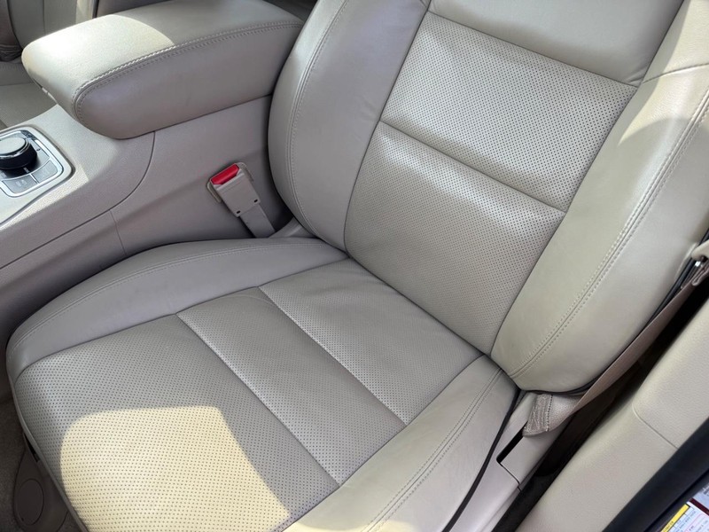 Jeep Grand Cherokee Vehicle Full-screen Gallery Image 33