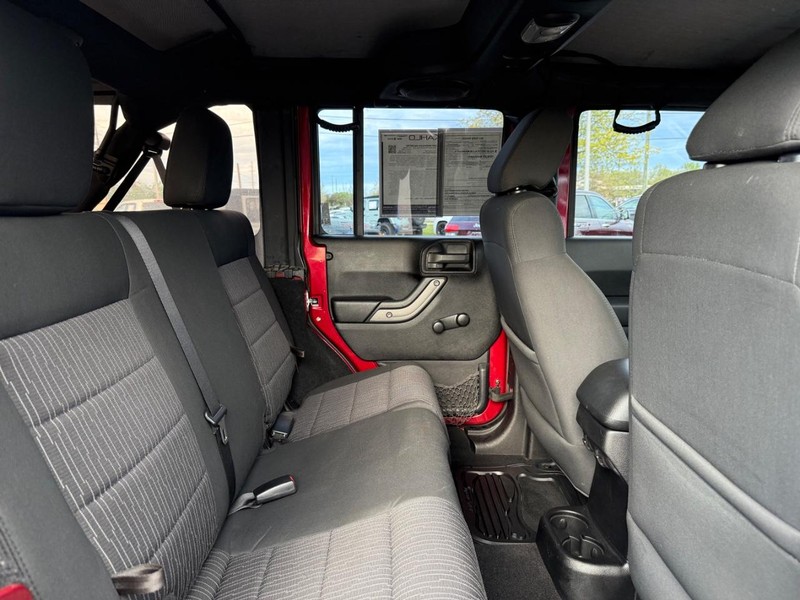 Jeep Wrangler Unlimited Vehicle Full-screen Gallery Image 11
