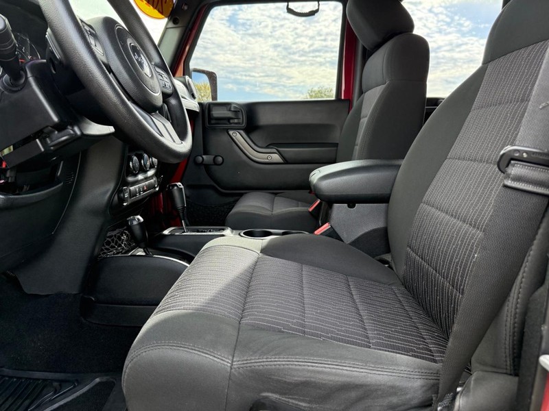 Jeep Wrangler Unlimited Vehicle Full-screen Gallery Image 18