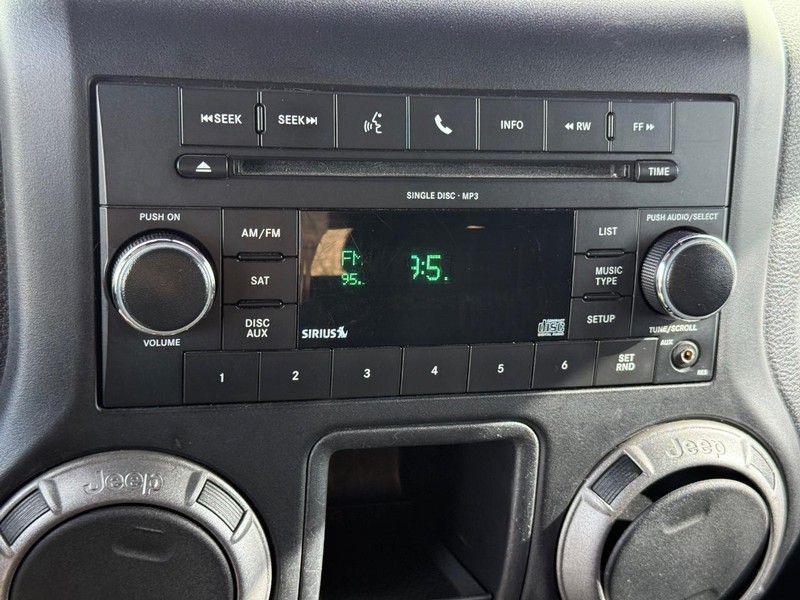 Jeep Wrangler Unlimited Vehicle Full-screen Gallery Image 22