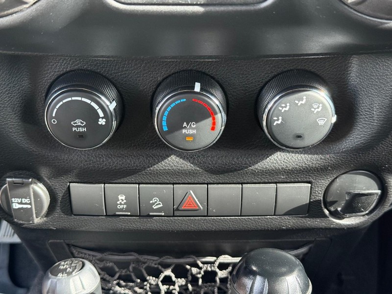 Jeep Wrangler Unlimited Vehicle Full-screen Gallery Image 23