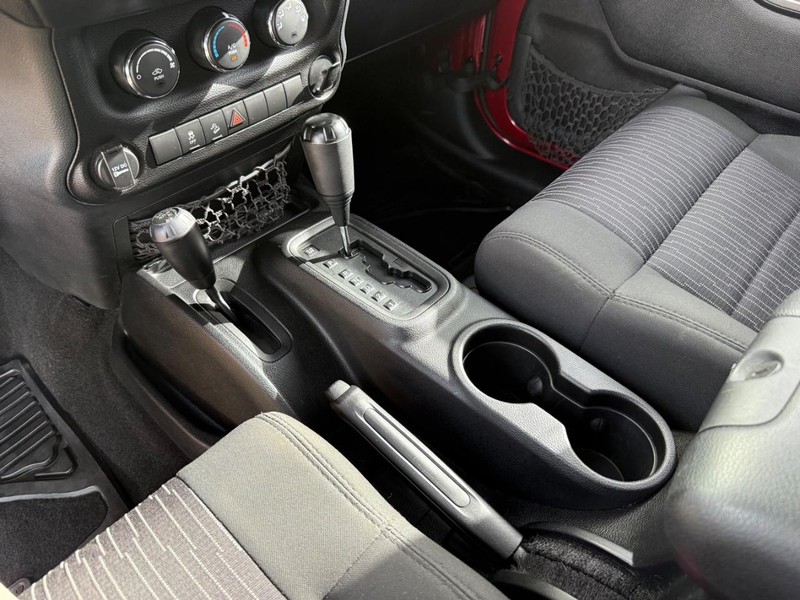 Jeep Wrangler Unlimited Vehicle Full-screen Gallery Image 24