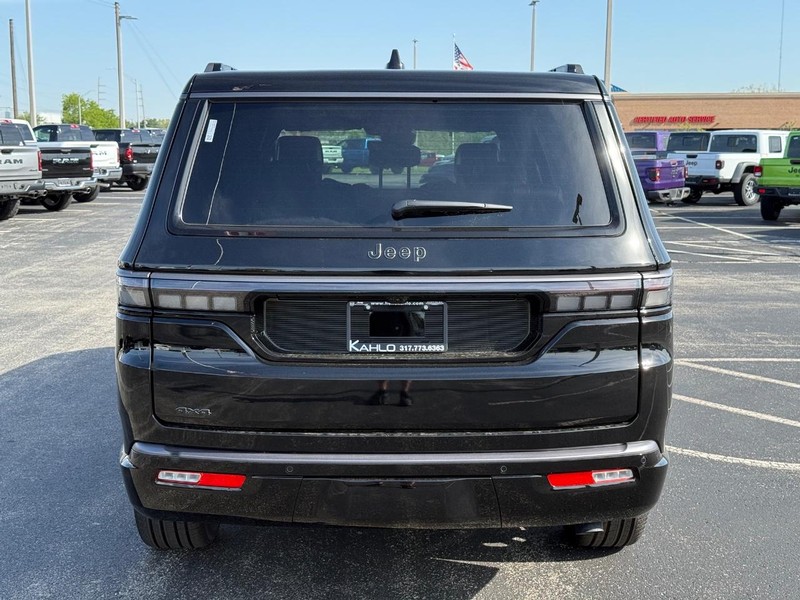 Jeep Grand Wagoneer Vehicle Full-screen Gallery Image 4