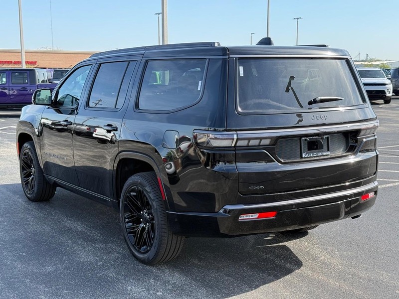 Jeep Grand Wagoneer Vehicle Full-screen Gallery Image 5