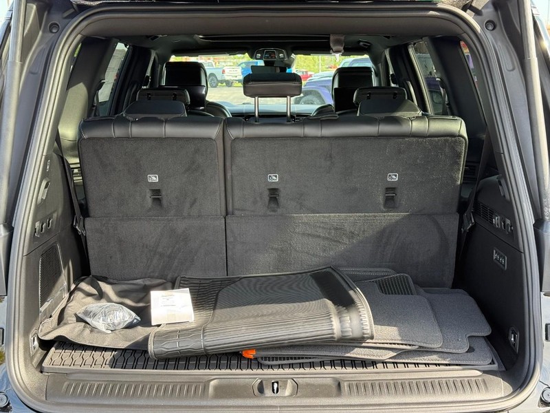 Jeep Grand Wagoneer Vehicle Full-screen Gallery Image 7
