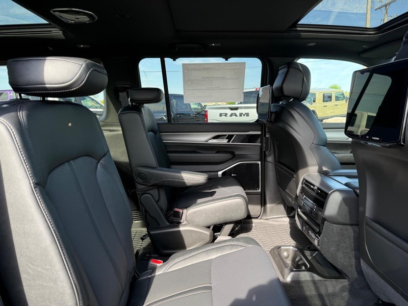 Jeep Grand Wagoneer Vehicle Full-screen Gallery Image 11