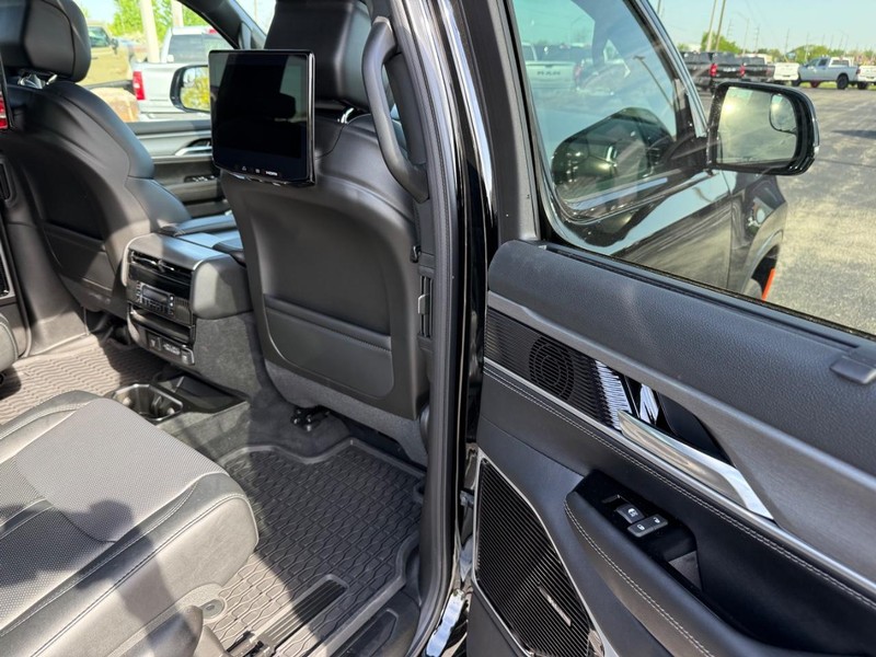 Jeep Grand Wagoneer Vehicle Full-screen Gallery Image 12