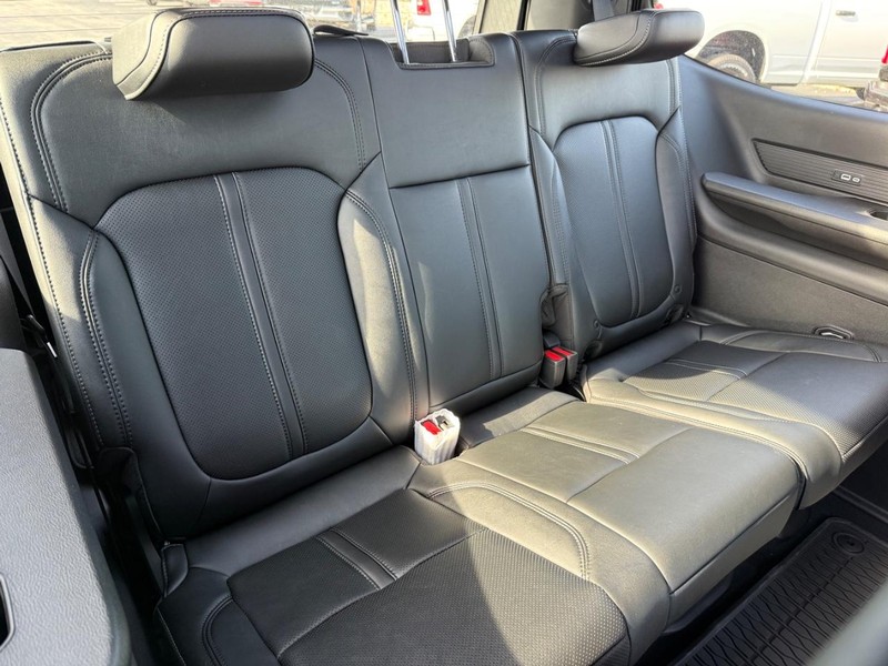 Jeep Grand Wagoneer Vehicle Full-screen Gallery Image 13
