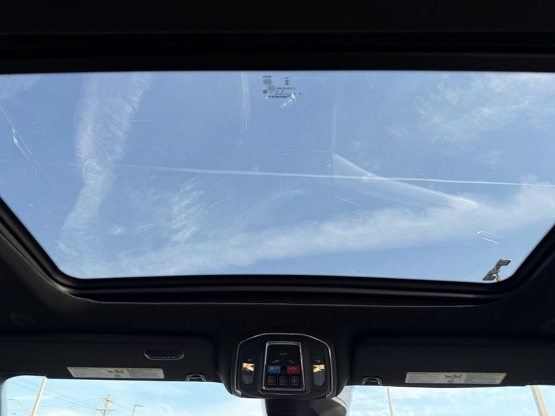 Jeep Grand Wagoneer Vehicle Full-screen Gallery Image 14