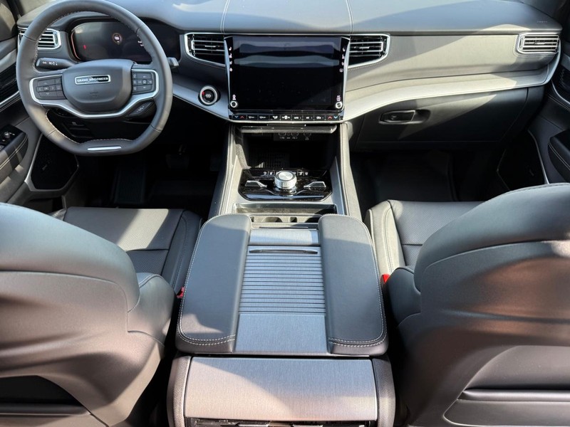 Jeep Grand Wagoneer Vehicle Full-screen Gallery Image 15