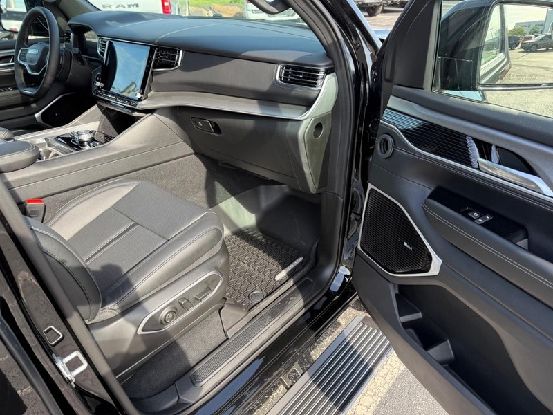 Jeep Grand Wagoneer Vehicle Full-screen Gallery Image 17
