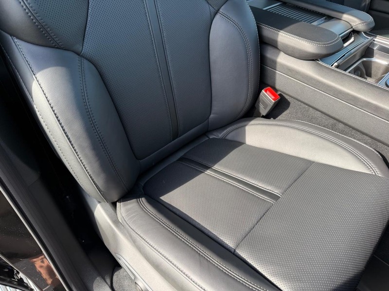 Jeep Grand Wagoneer Vehicle Full-screen Gallery Image 18