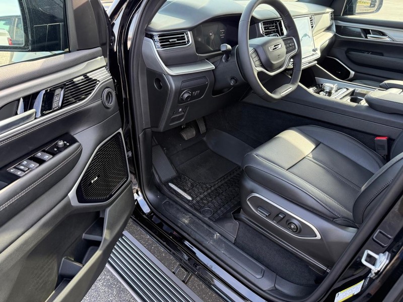Jeep Grand Wagoneer Vehicle Full-screen Gallery Image 19