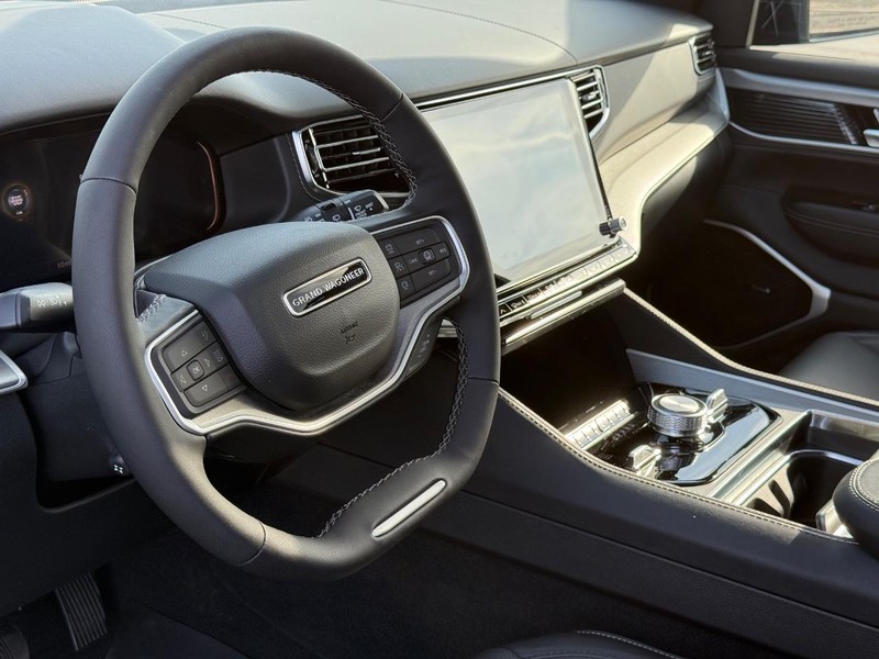 Jeep Grand Wagoneer Vehicle Full-screen Gallery Image 21