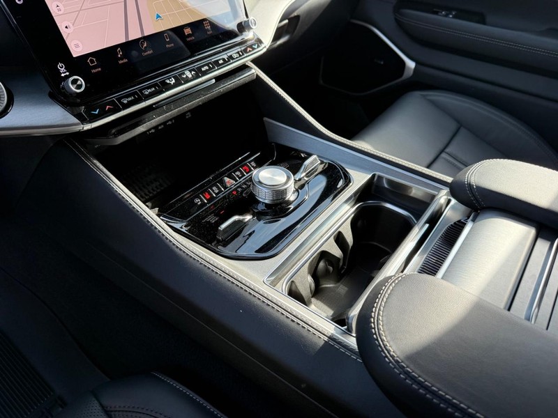 Jeep Grand Wagoneer Vehicle Full-screen Gallery Image 27