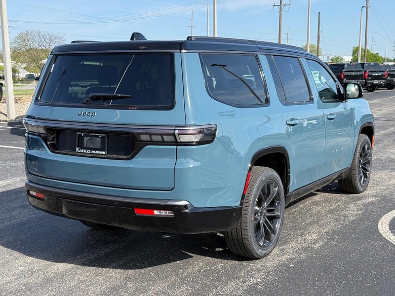 Jeep Grand Wagoneer Vehicle Full-screen Gallery Image 3