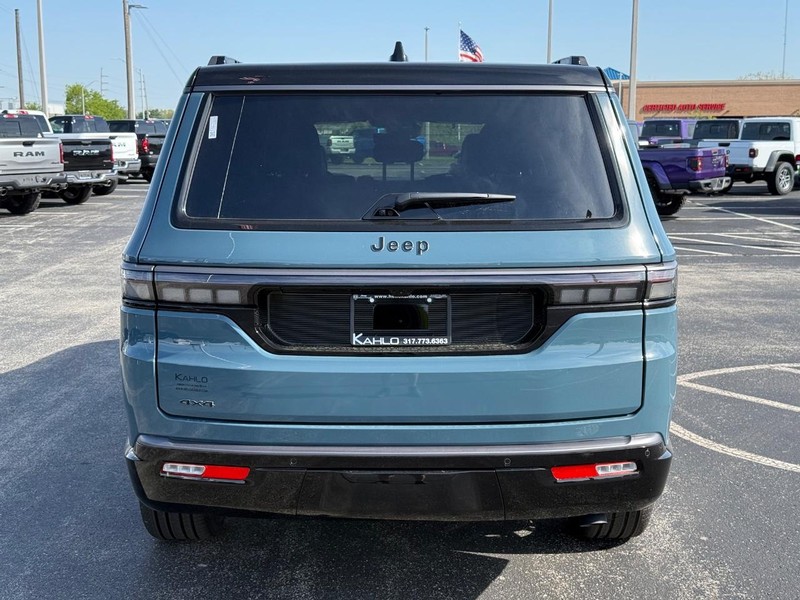 Jeep Grand Wagoneer Vehicle Full-screen Gallery Image 4