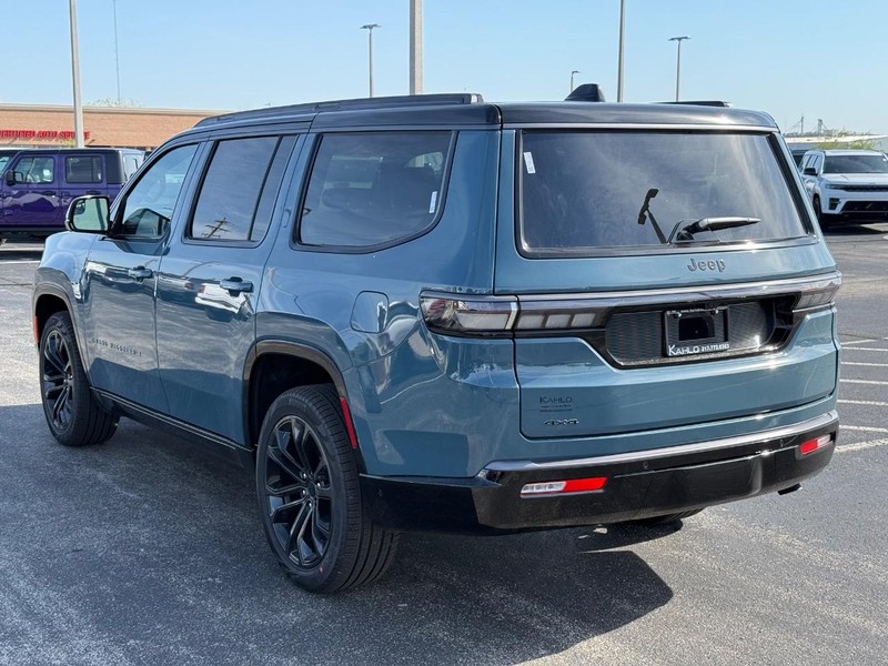 Jeep Grand Wagoneer Vehicle Full-screen Gallery Image 5