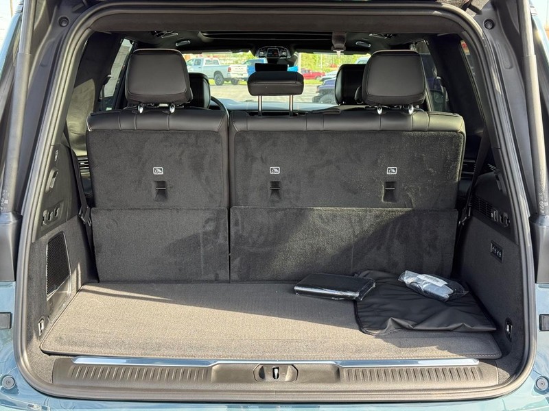 Jeep Grand Wagoneer Vehicle Full-screen Gallery Image 7