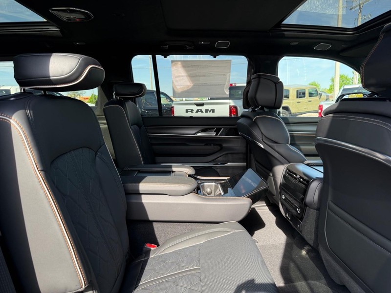 Jeep Grand Wagoneer Vehicle Full-screen Gallery Image 11