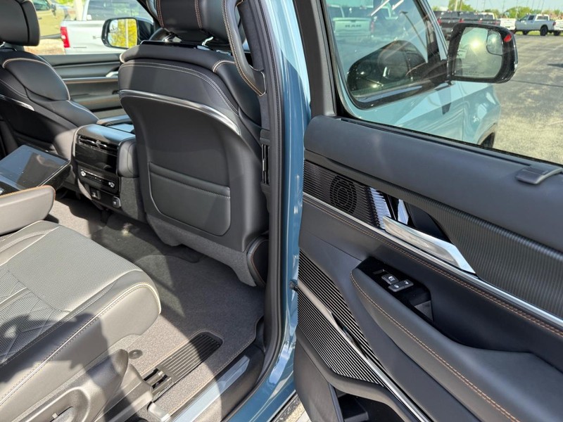 Jeep Grand Wagoneer Vehicle Full-screen Gallery Image 12