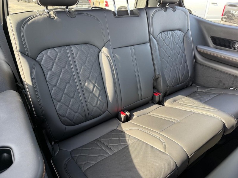 Jeep Grand Wagoneer Vehicle Full-screen Gallery Image 13
