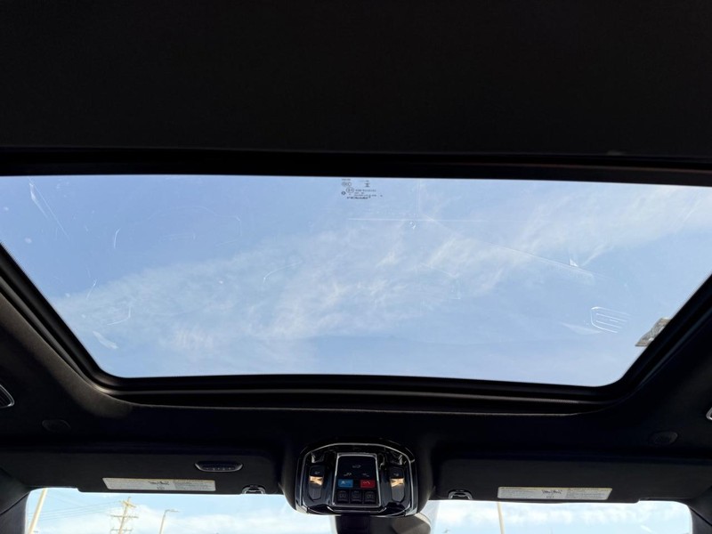 Jeep Grand Wagoneer Vehicle Full-screen Gallery Image 14