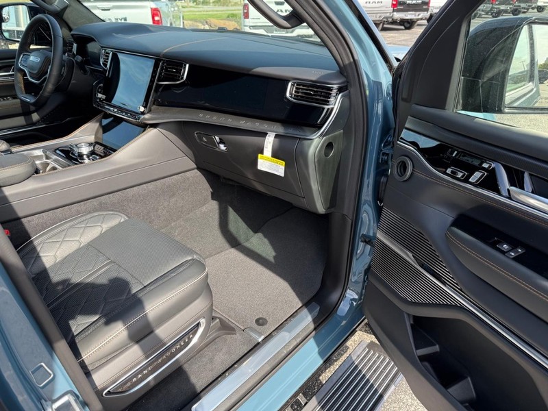 Jeep Grand Wagoneer Vehicle Full-screen Gallery Image 17